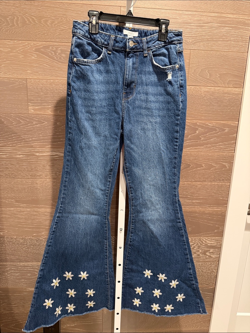 Flared Jeans w/Daisy Embroidery